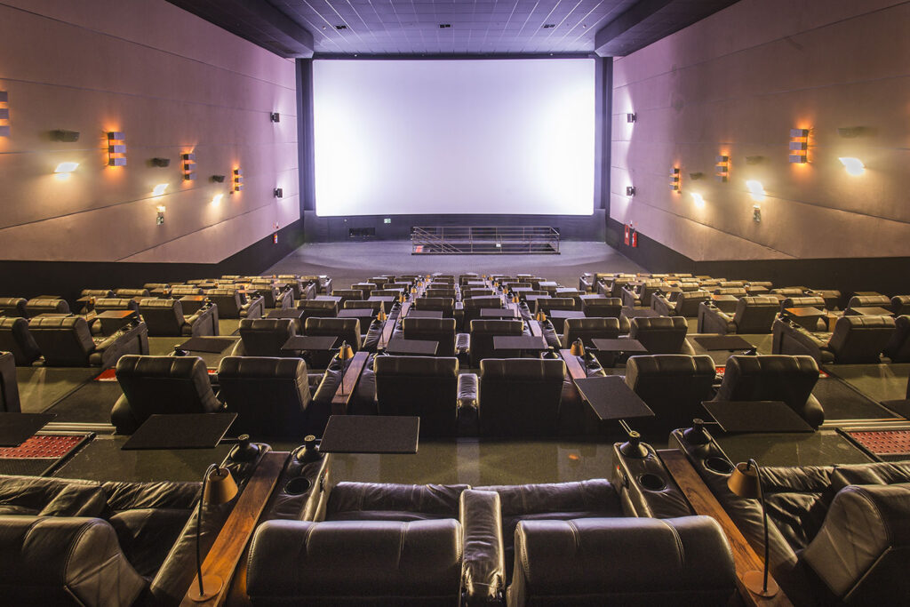 Telão do cinema em São Paulo, destacando experiências cinematográficas imersivas