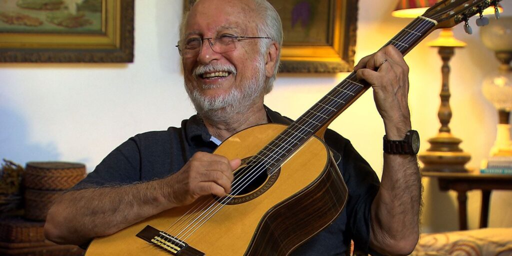 Roberto Menescal e Cris Delanno se apresentando no show 'O Lado B da Bossa' na TV Brasil