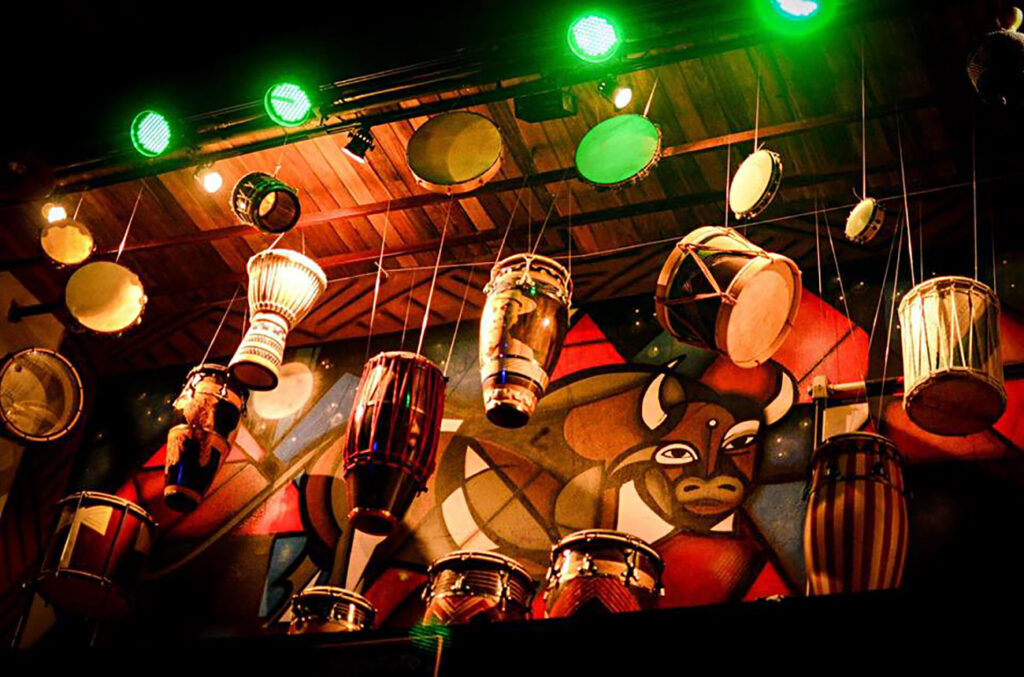 Grupo de pessoas dançando em uma apresentação de cultura afro-brasileira no Jongo Reverendo