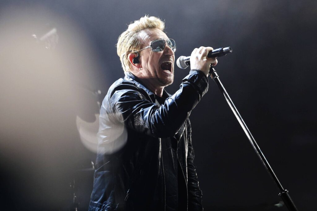 U2 ao vivo em show com plateia animada no Morumbi